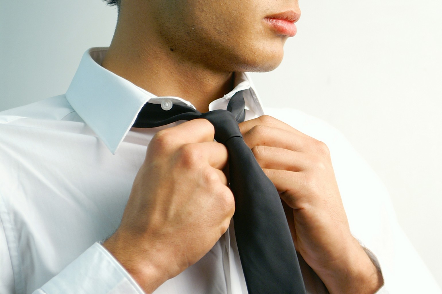 Неаккуратно завязанный галстук на человеке